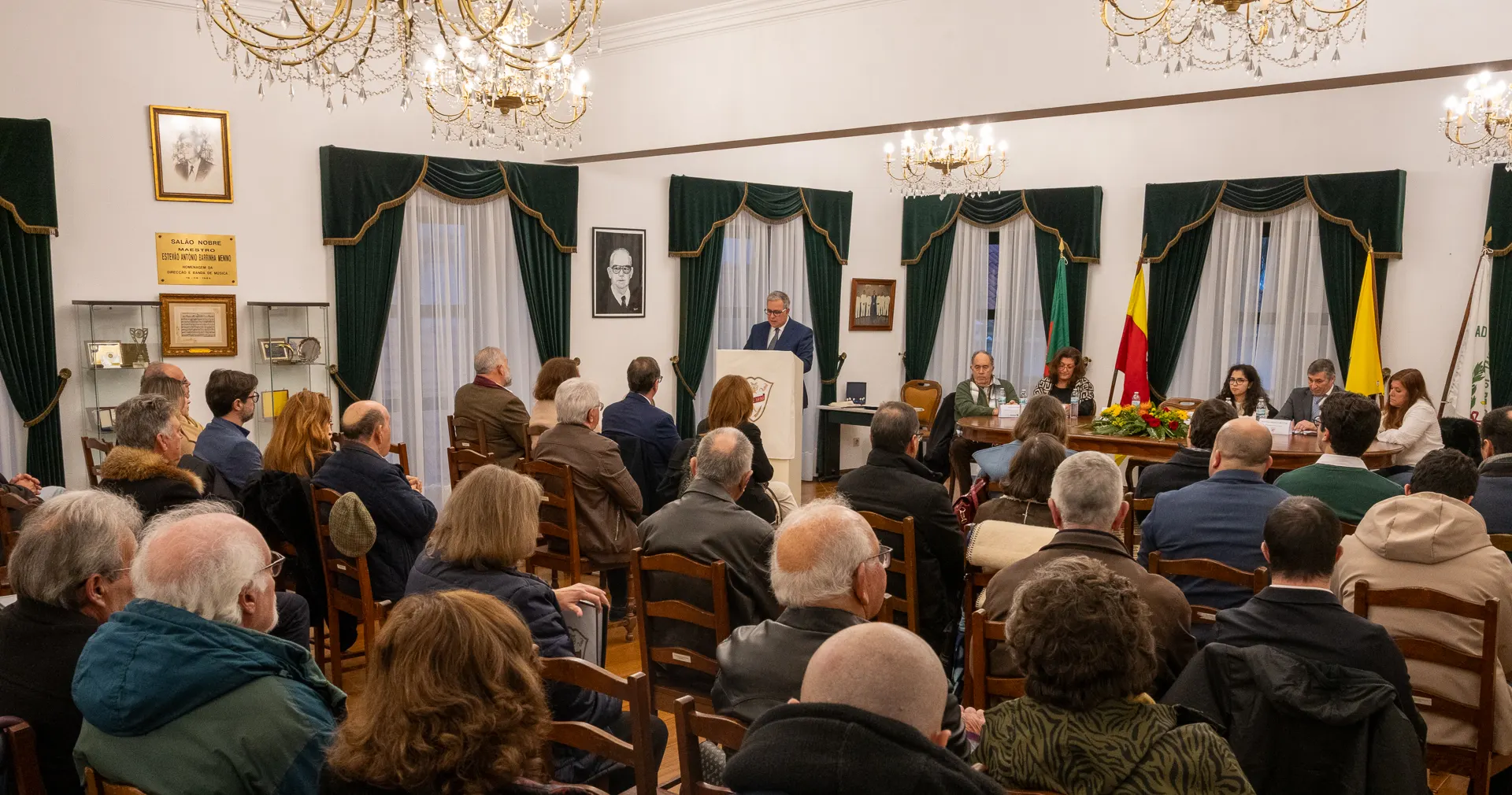 Salão nobre da sede da Sociedade Imparcial cheio, no 128.º aniversário
